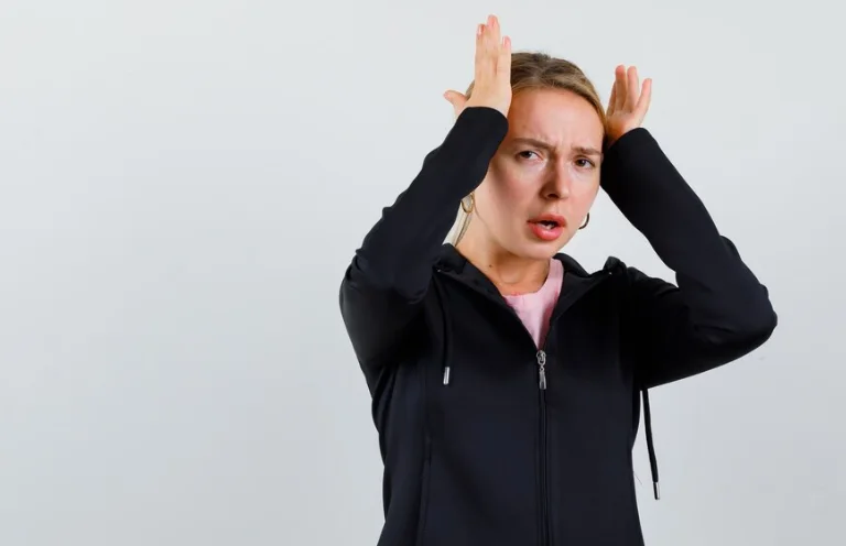 девушка страдает от нервного тика